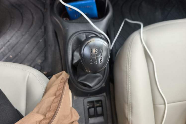 Used Venucia R30 2014 1.2L Manual Enjoyment Edition Gear Lever