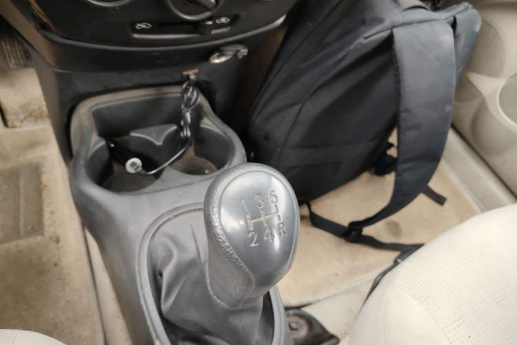 Used Venucia R30 2014 1.2L Manual Enjoyment Edition Gear Lever