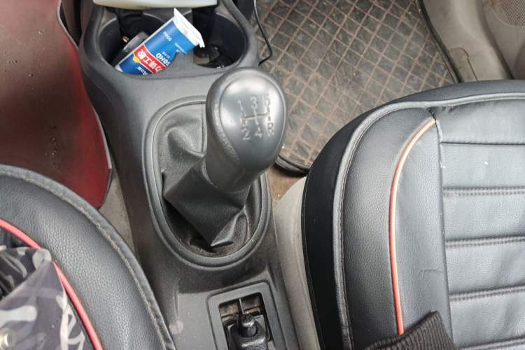 Used Venucia R30 2014 1.2L Manual Enjoyment Edition Gear Lever