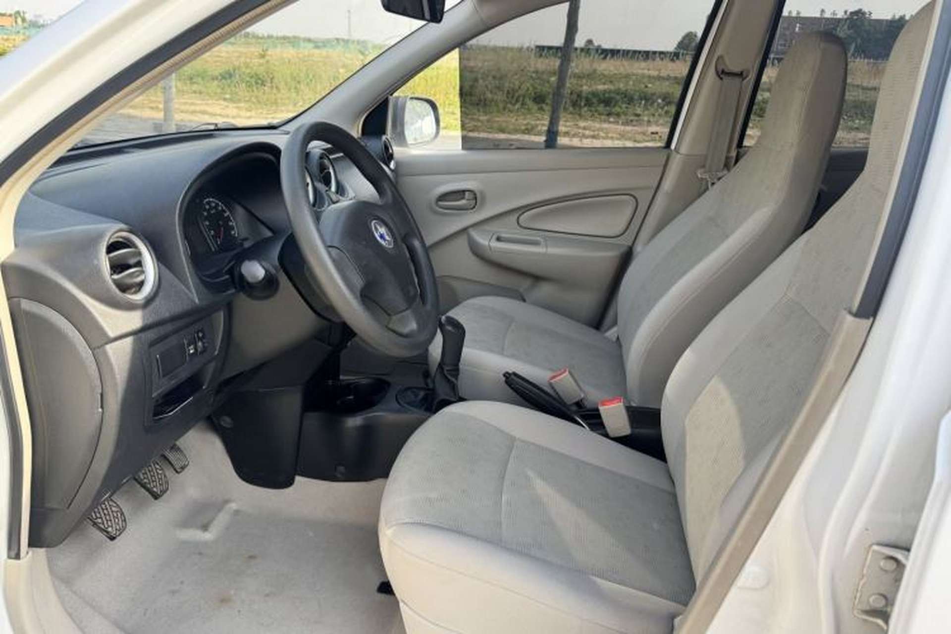 Used Venucia R30 2014 1.2L Manual Comfort Edition Interior 3