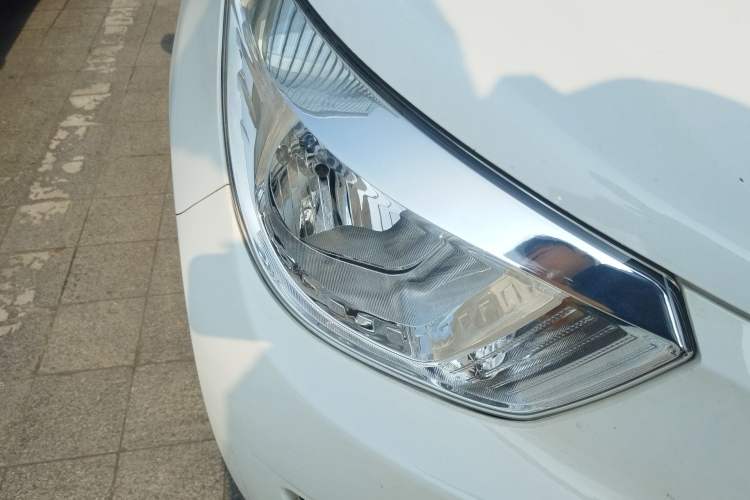 Used Venucia R30 2014 1.2L Manual Luxury Edition Right Front Headlight