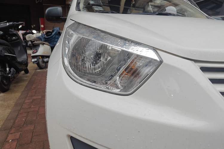 Used Venucia R30 2014 1.2L Manual Enjoyment Edition Right Front Headlight