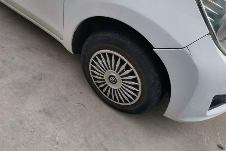 Used Venucia R30 2014 1.2L Manual Comfort Edition Right Front Wheel Hub