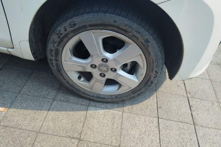 Used Venucia R30 2014 1.2L Manual Luxury Edition Right Front Wheel Hub