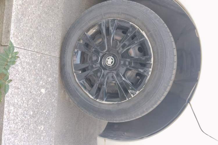 Used Venucia R30 2014 1.2L Manual Comfort Edition Right Front Wheel Hub