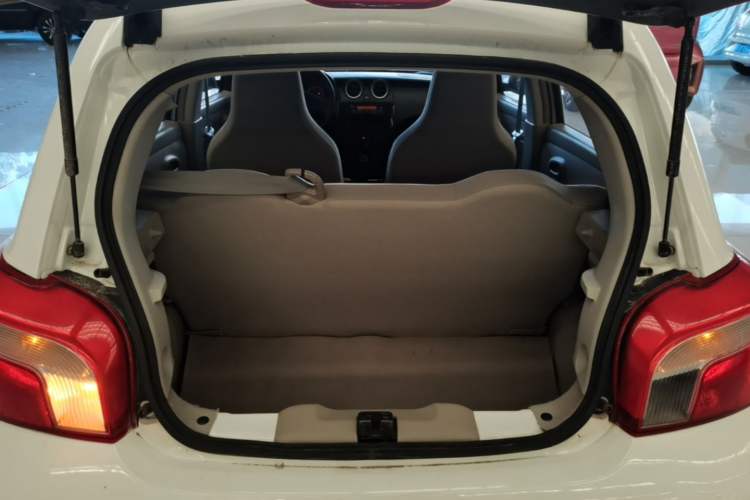 Used Venucia R30 2014 1.2L Manual Enjoyment Edition Trunk