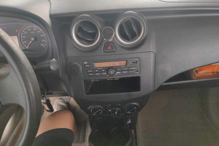 Used Venucia R30 2014 1.2L Manual Comfort Edition Audio And AC Panel