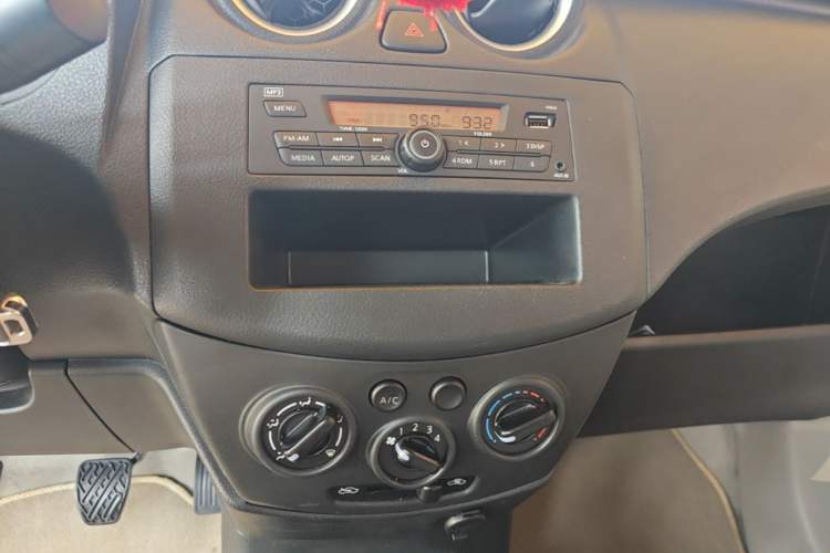 Used Venucia R30 2014 1.2L Manual Enjoyment Edition Audio And AC Panel