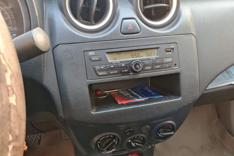 Used Venucia R30 2014 1.2L Manual Enjoyment Edition Audio And AC Panel