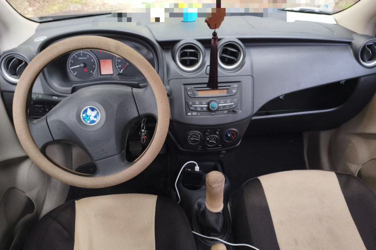 Used Venucia R30 2014 1.2L Manual Luxury Edition Center Console