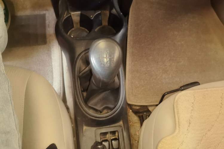 Used Venucia R30 2014 1.2L Manual Comfort Edition Gear Lever