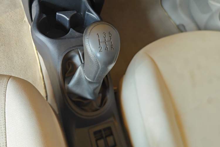 Used Venucia R30 2014 1.2L Manual Enjoyment Edition Gear Lever