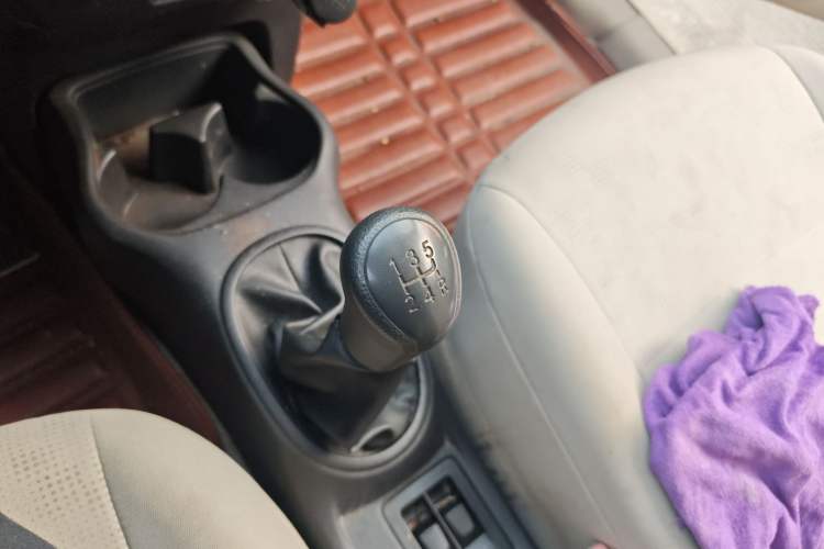 Used Venucia R30 2014 1.2L Manual Enjoyment Edition Gear Lever