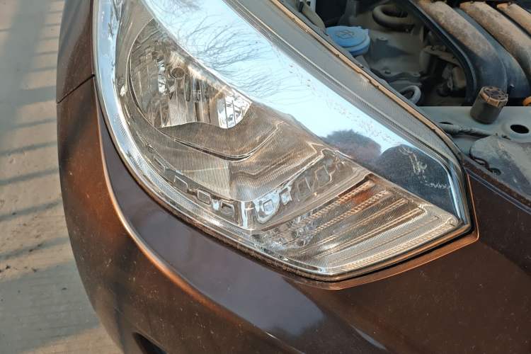 Used Venucia R30 2014 1.2L Manual Enjoyment Edition Right Front Headlight