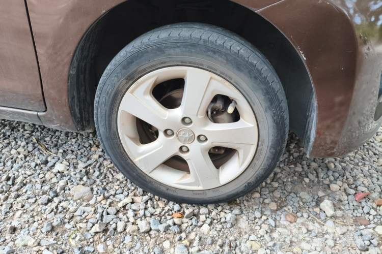 Used Venucia R30 2014 1.2L Manual Luxury Edition Right Front Wheel Hub