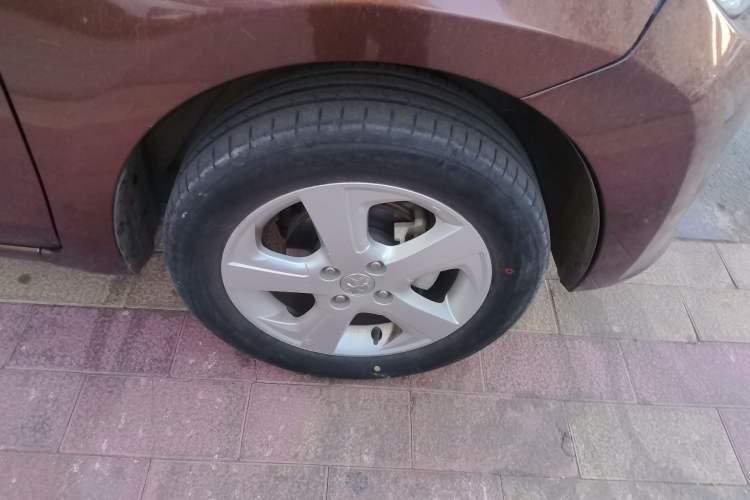 Used Venucia R30 2014 1.2L Manual Luxury Edition Right Front Wheel Hub