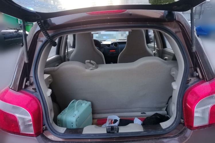 Used Venucia R30 2014 1.2L Manual Luxury Edition Trunk