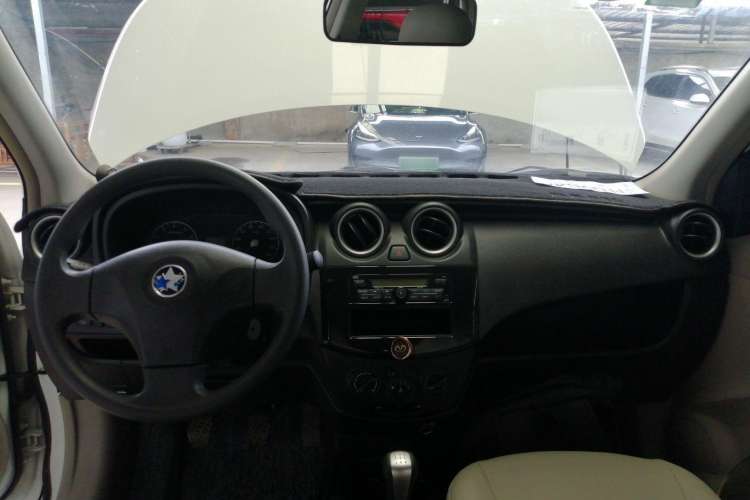 Used Venucia R30 2016 1.2L Manual Enjoyment Edition Center Console