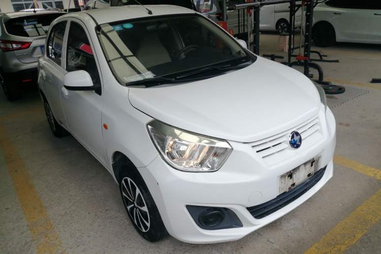 Used Venucia R30 2016 1.2L Manual Enjoyment Edition Front Right 45 Deg