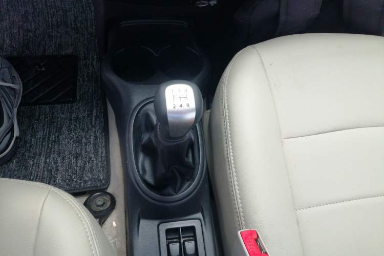 Used Venucia R30 2016 1.2L Manual Enjoyment Edition Gear Lever