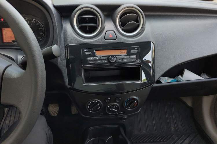 Used Venucia R30 2016 1.2L Manual Enjoyment Edition Audio And AC Panel