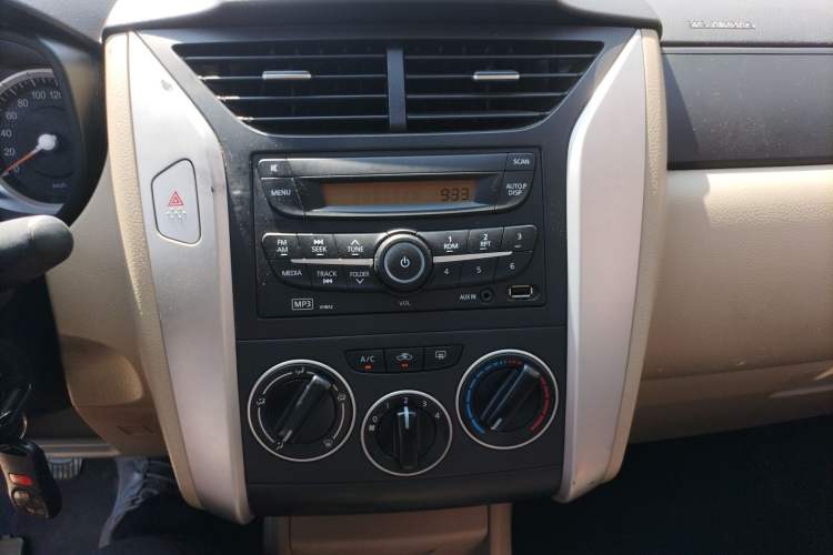 Used Venucia R50 2013 1.6L Manual Fashion Edition Audio And AC Panel