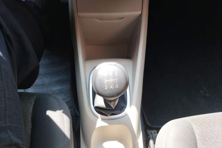 Used Venucia R50 2013 1.6L Manual Fashion Edition Gear Lever