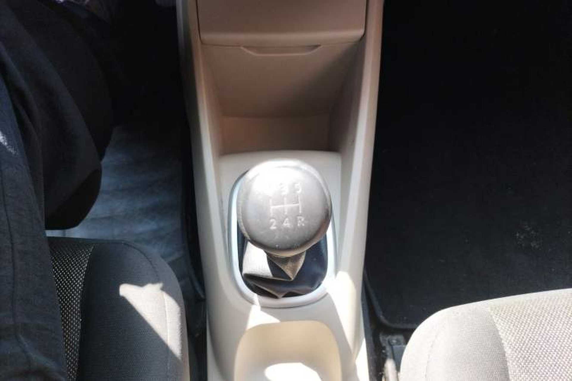 Used Venucia R50 2013 1.6L Manual Fashion Edition Gear Lever
