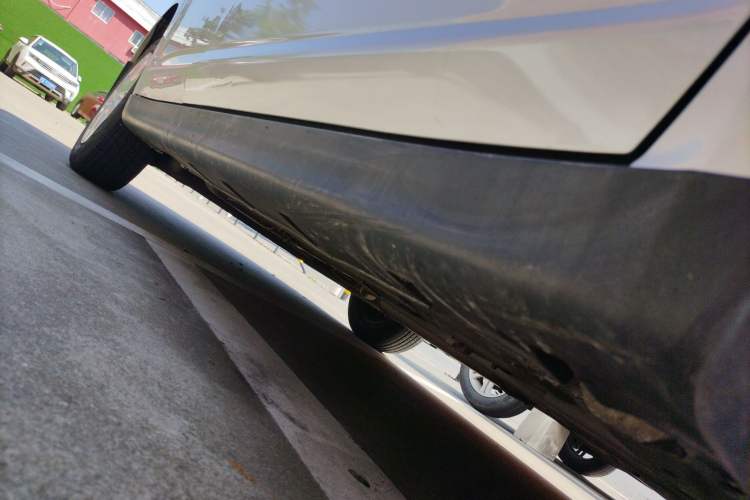 Used Venucia R50 2013 1.6L Manual Fashion Edition Right Side Sill