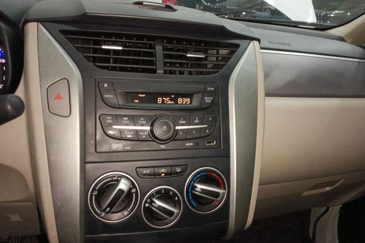 Used Venucia R50 2015 1.6L Automatic Fashion Edition Audio And AC Panel