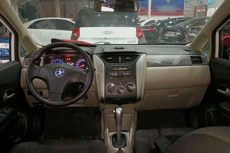 Used Venucia R50 2015 1.6L Automatic Fashion Edition Center Console