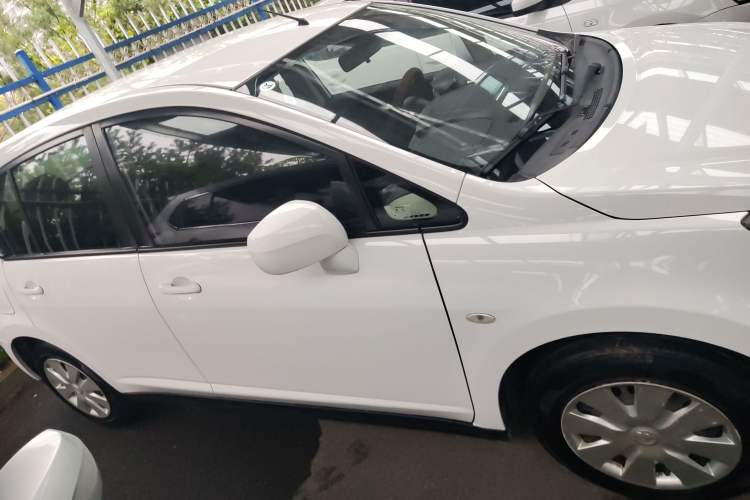 Used Venucia R50 2016 1.6L Manual Elite Edition Exterior 2
