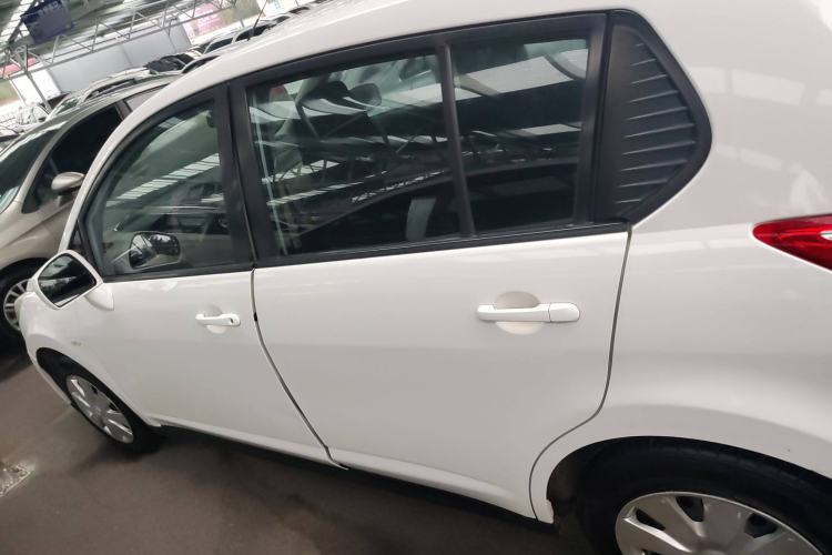 Used Venucia R50 2016 1.6L Manual Elite Edition Exterior 5