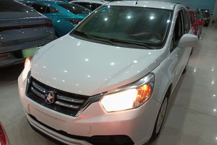 Used Venucia R50 2015 1.6L Automatic Fashion Edition Front