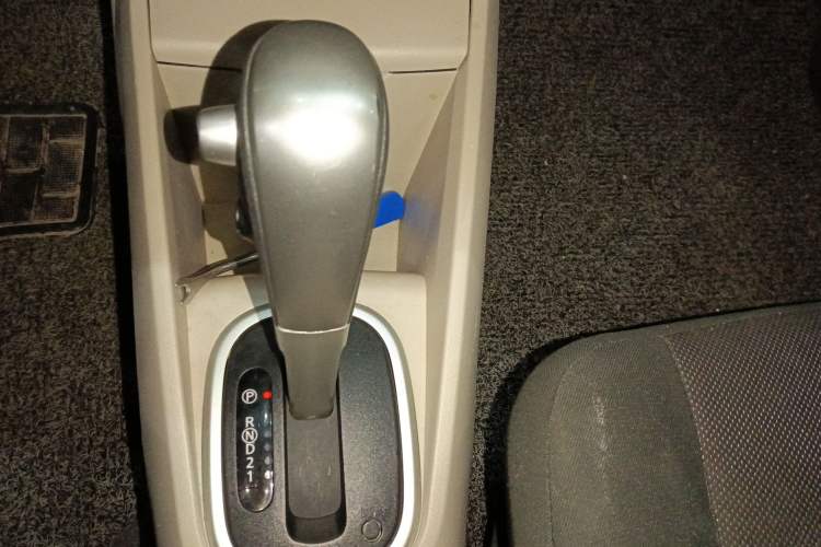 Used Venucia R50 2015 1.6L Automatic Fashion Edition Gear Lever