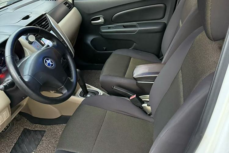 Used Venucia R50 2013 1.6L Automatic Fashion Edition Interior 2