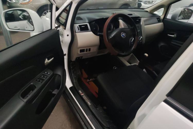 Used Venucia R50 2016 1.6L Manual Elite Edition Interior 2