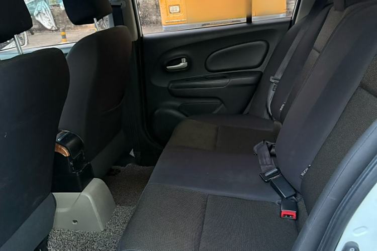 Used Venucia R50 2013 1.6L Automatic Fashion Edition Interior 3