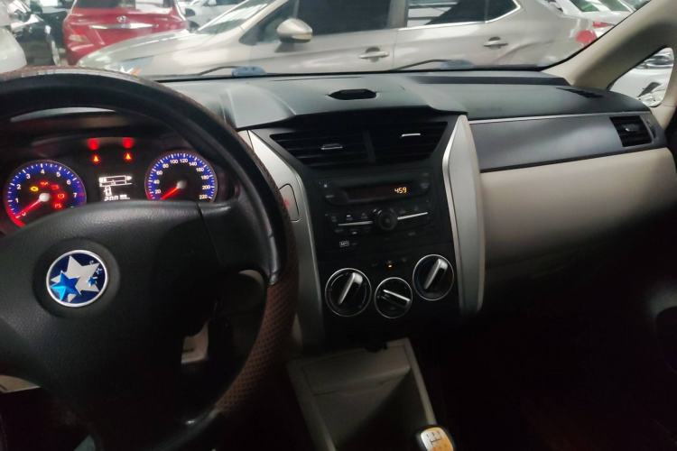 Used Venucia R50 2016 1.6L Manual Elite Edition Interior 3