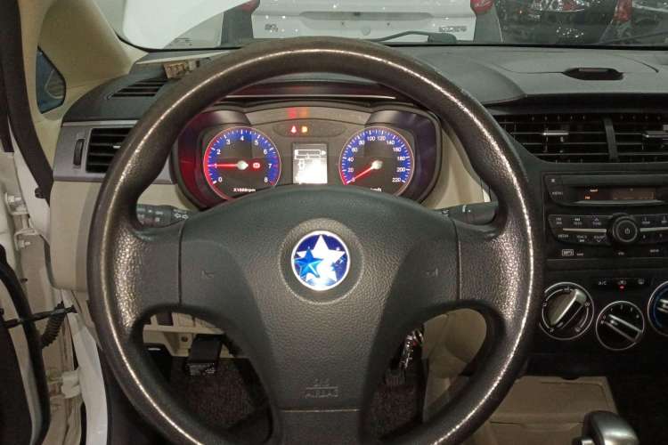 Used Venucia R50 2015 1.6L Automatic Fashion Edition Steering Wheel