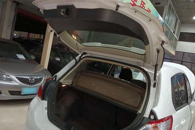 Used Venucia R50 2015 1.6L Automatic Fashion Edition Trunk