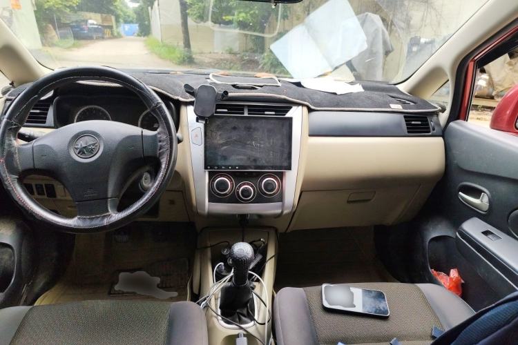 Used Venucia R50 2012 1.6L Manual Comfort Edition Center Console