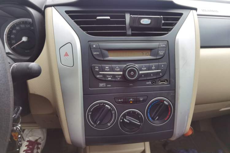 Used Venucia R50 2012 1.6L Manual Comfort Edition Audio And AC Panel