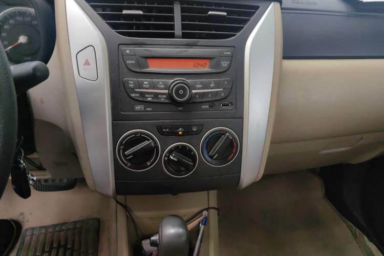 Used Venucia R50 2012 1.6L Automatic Comfort Edition Audio And AC Panel
