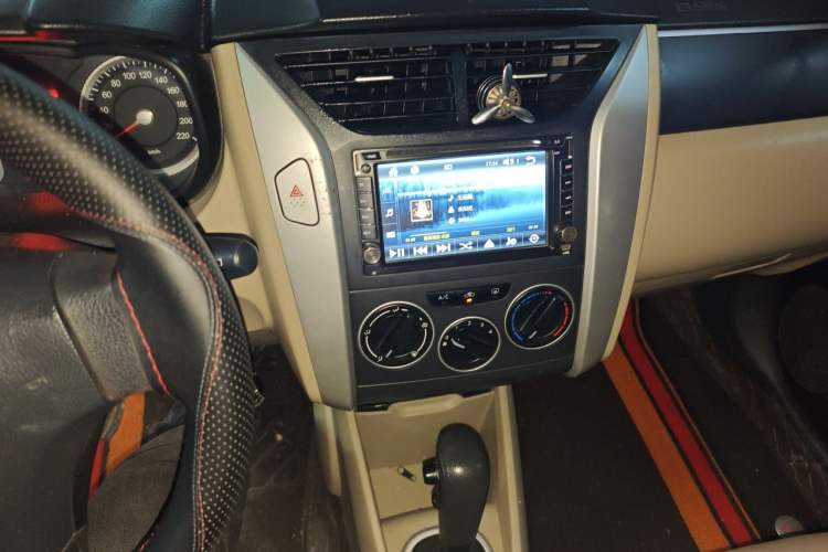 Used Venucia R50 2012 1.6L Automatic Prestige Edition Audio And AC Panel