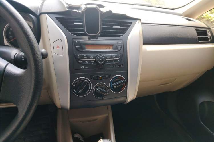 Used Venucia R50 2012 1.6L Manual Comfort Edition Audio And AC Panel