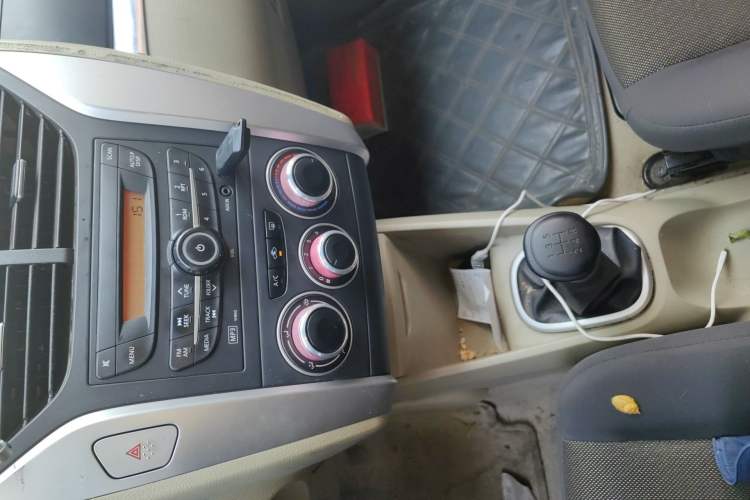 Used Venucia R50 2012 1.6L Manual Comfort Edition Audio And AC Panel