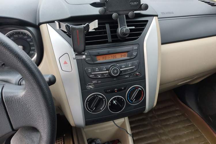 Used Venucia R50 2012 1.6L Manual Comfort Edition Audio And AC Panel