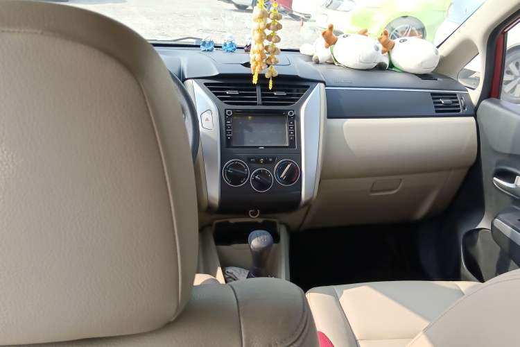 Used Venucia R50 2012 1.6L Manual Luxury Edition Center Console