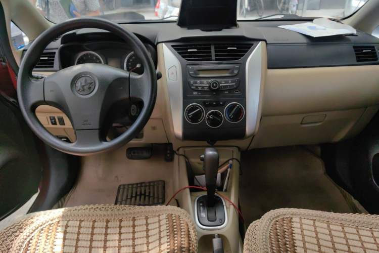 Used Venucia R50 2012 1.6L Automatic Comfort Edition Center Console